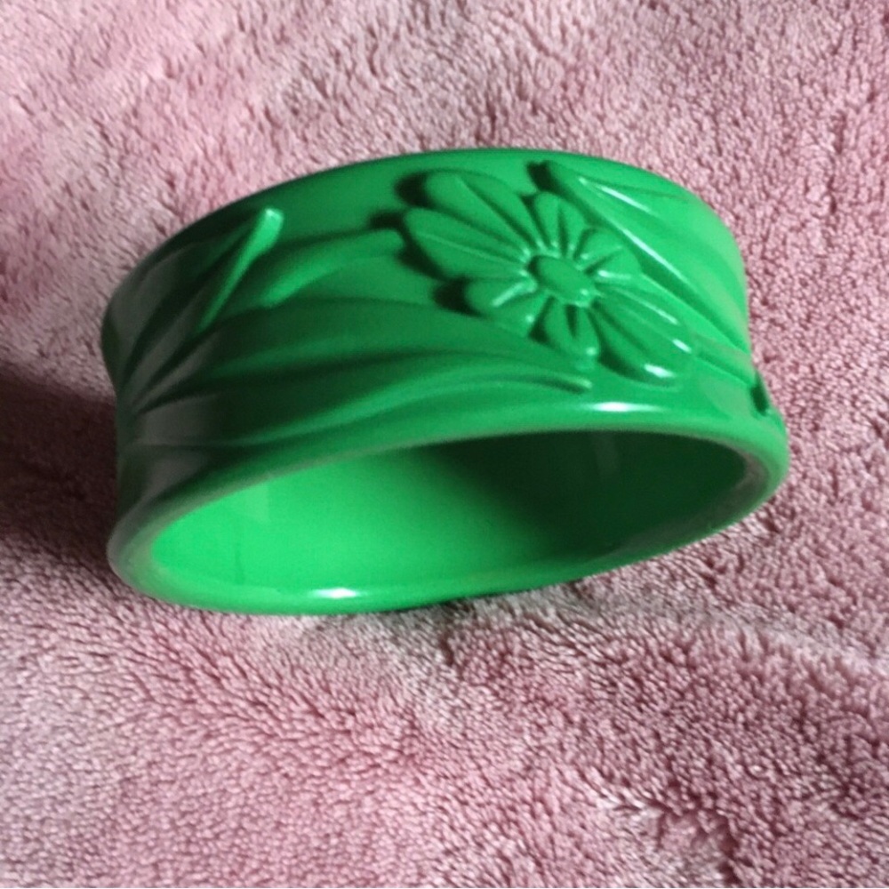 Bracelet bangle carved flowers European Designer green plastic Vintage 1970s